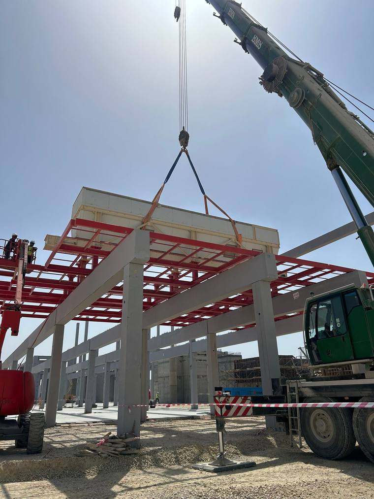 Izado y montaje de estructura metálica en planta industrial