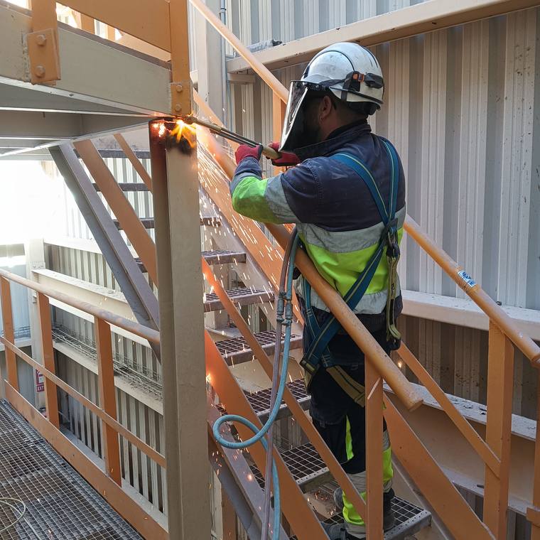 Trabajos de corte y soldadura en instalación industrial