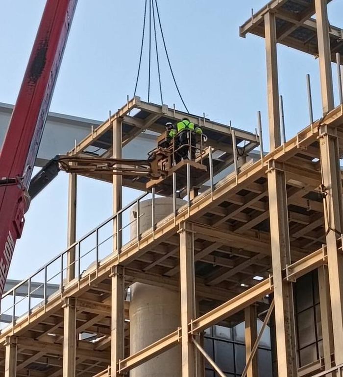 Montaje de estructura en altura con plataforma elevadora