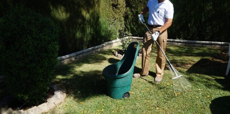 Operario de CORSEMA en labores de jardinería