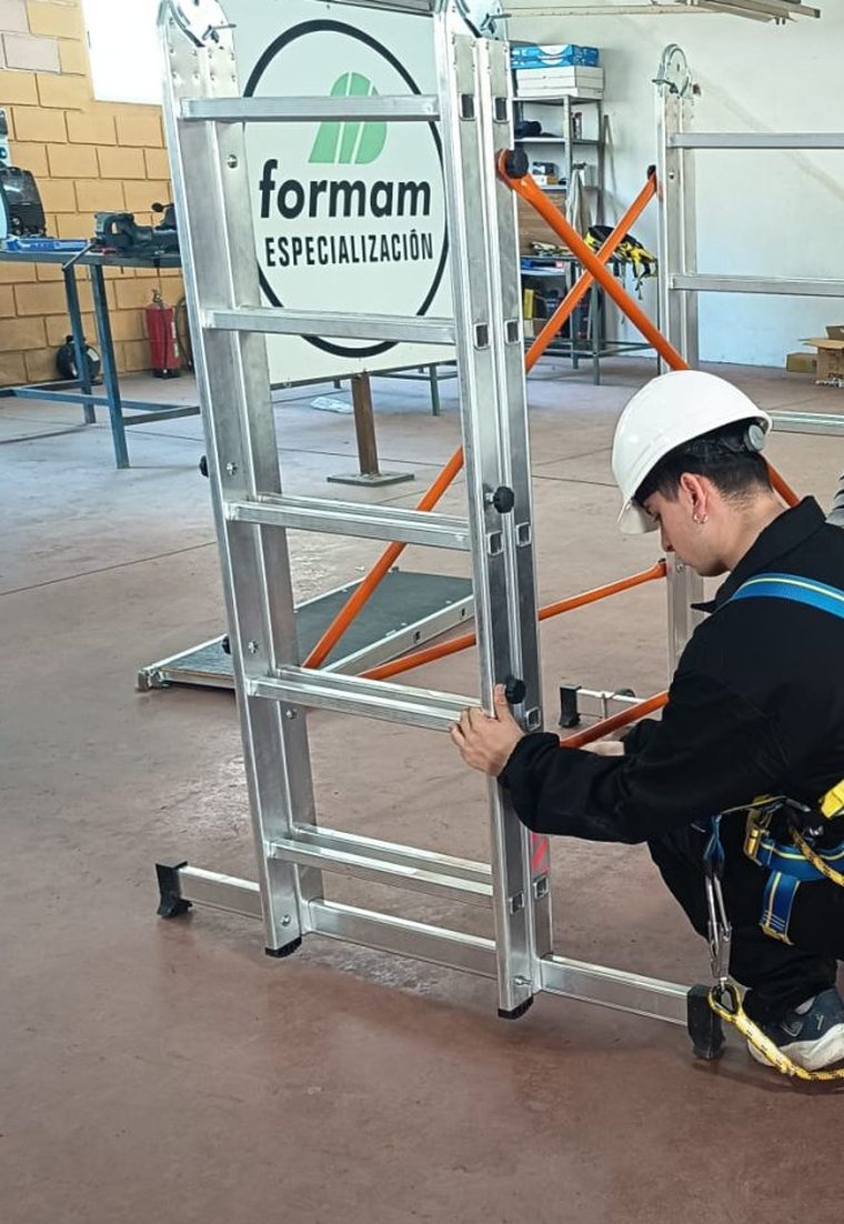 Alumno en una práctica de trabajos en altura en FORMAM Especialización
