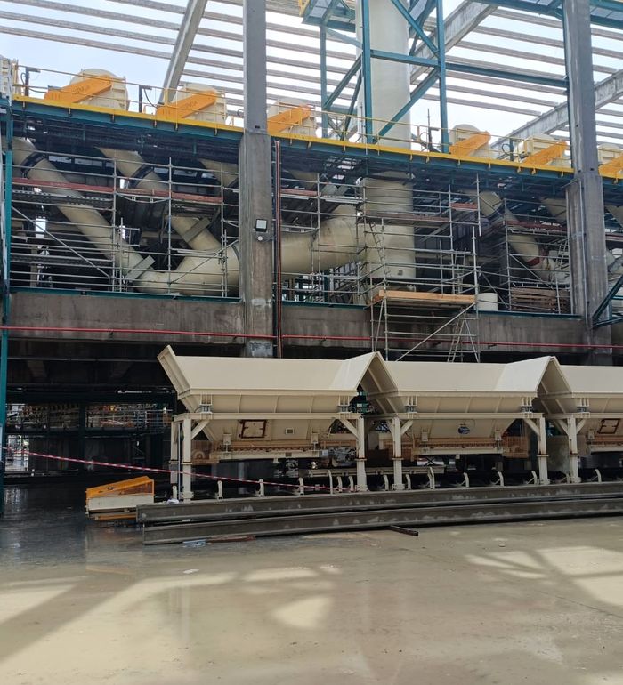 Filtros y tolvas instalados en planta industrial