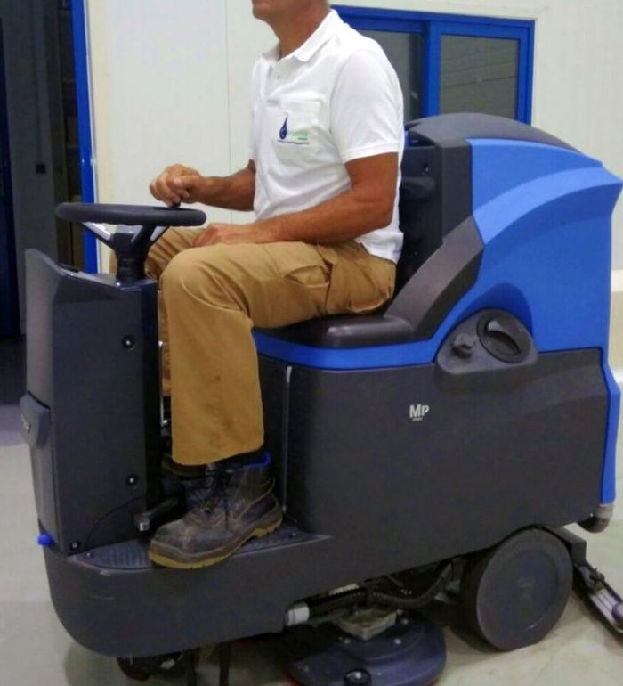 Limpieza industrial con fregadora tripulada de CORSEMA