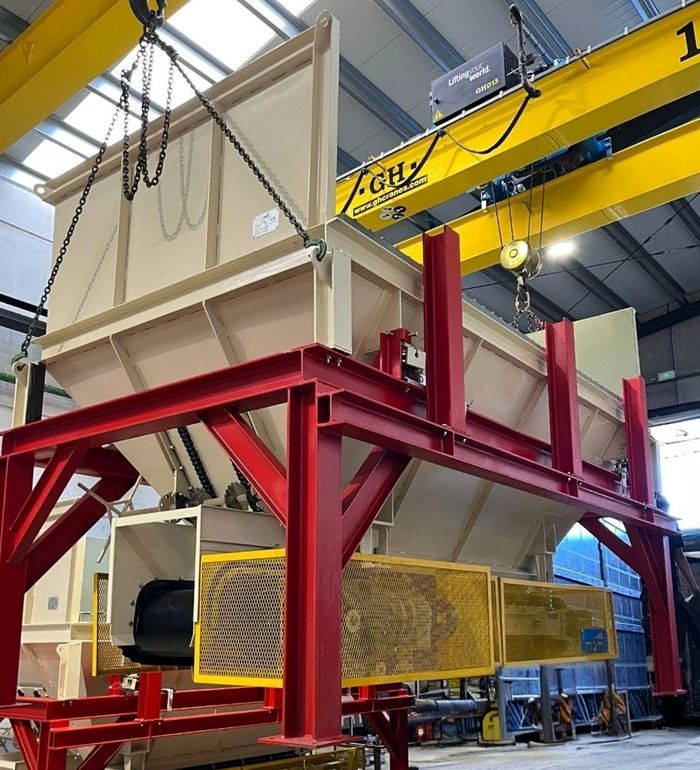 Tolva mecanizada en fabricación sobre puente grúa