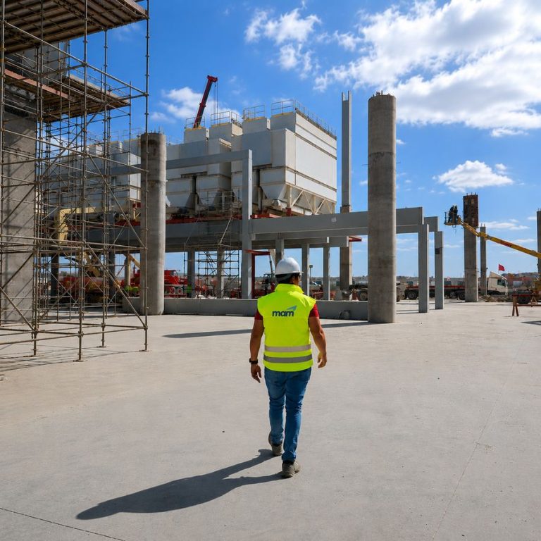 Técnico de MAM Córdoba en una planta industrial en construcción